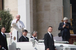 papież franciszek przejeżdża pomiędzy wiernymi na placu świętego piotra